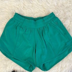 Hotty Hot Low-Rise Lined Short 4", size 2, Kelly green